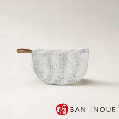 Tricot 棉麻防燙鍋套，淺藍色細條紋織紋，搭配棕色皮革提把，半圓形設計。