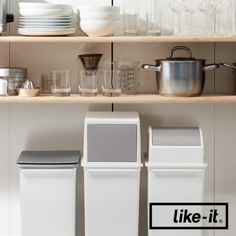 三個白色掀蓋式矮版垃圾桶，其中兩個垃圾桶的掀蓋為灰色，一個垃圾桶的掀蓋為淺灰色，均為塑膠材質。