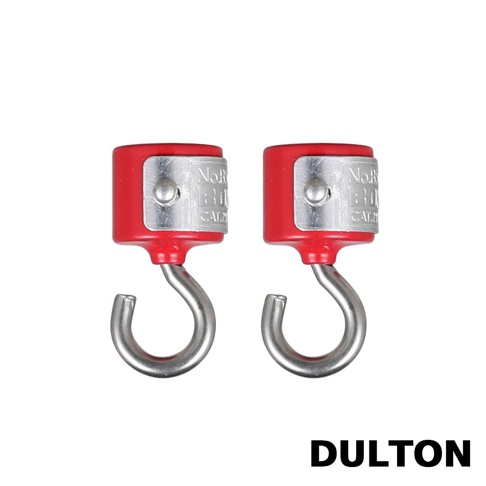DULTON 工業風強力磁吸多用途掛勾，紅色金屬方塊主體搭配銀色金屬掛鉤，掛鉤上印有 NOR BRIG CAL 字樣。