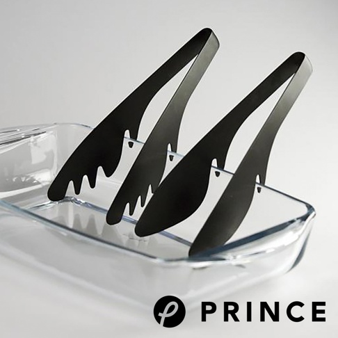 兩個黑色萬用料理勺型分菜夾，夾取透明玻璃方形容器內的食物。