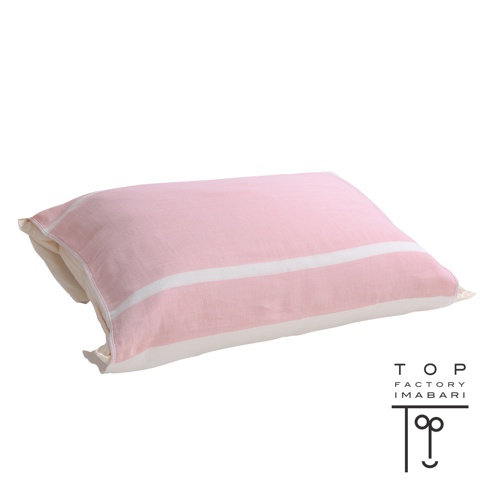 粉色今治四層紗枕套，表面有兩條白色橫條紋，材質輕柔透氣。