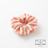 今治有機匹馬棉雙色彈力髮圈，以白色為底，織有細緻的紅色條紋，材質柔軟有彈性。