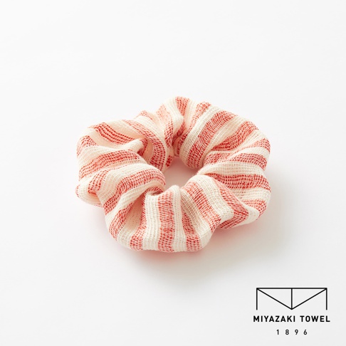 今治有機匹馬棉雙色彈力髮圈，以白色為底，織有細緻的紅色條紋，材質柔軟有彈性。