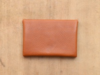 職人手作皮革Organ雙開卡片收納夾，淺棕色，表面有細緻的顆粒紋理，閉合狀態，平鋪於木紋背景上。