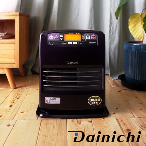 皇家紫 Dainichi 電子式煤油暖氣機，設有顯示螢幕、按鈕和出風口，機身光滑，置於木質地板上，背景為窗簾和盆栽。