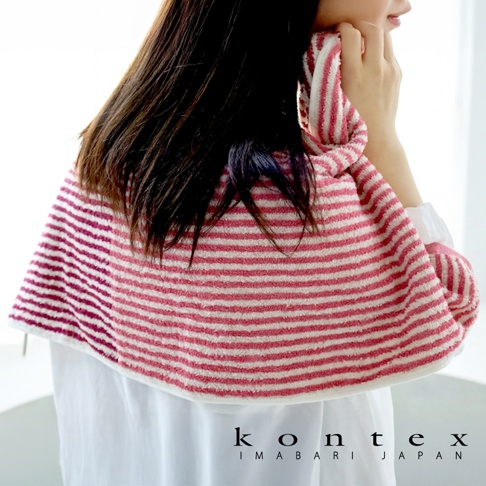 一位留著棕色長髮的女性背對鏡頭，肩上披著一件今治毛巾品牌 KONTEX 出品的條紋迷你浴巾，該浴巾採用紅白色細條紋設計，材質呈現柔軟的毛巾質感，畫面下方印有 KONTEX IMABARI JAPAN 的品牌標誌。