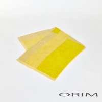 一條由淺黃至亮黃色塊拼接的純棉毛巾，帶有細膩的紋理，呈現簡約的幾何圖案。