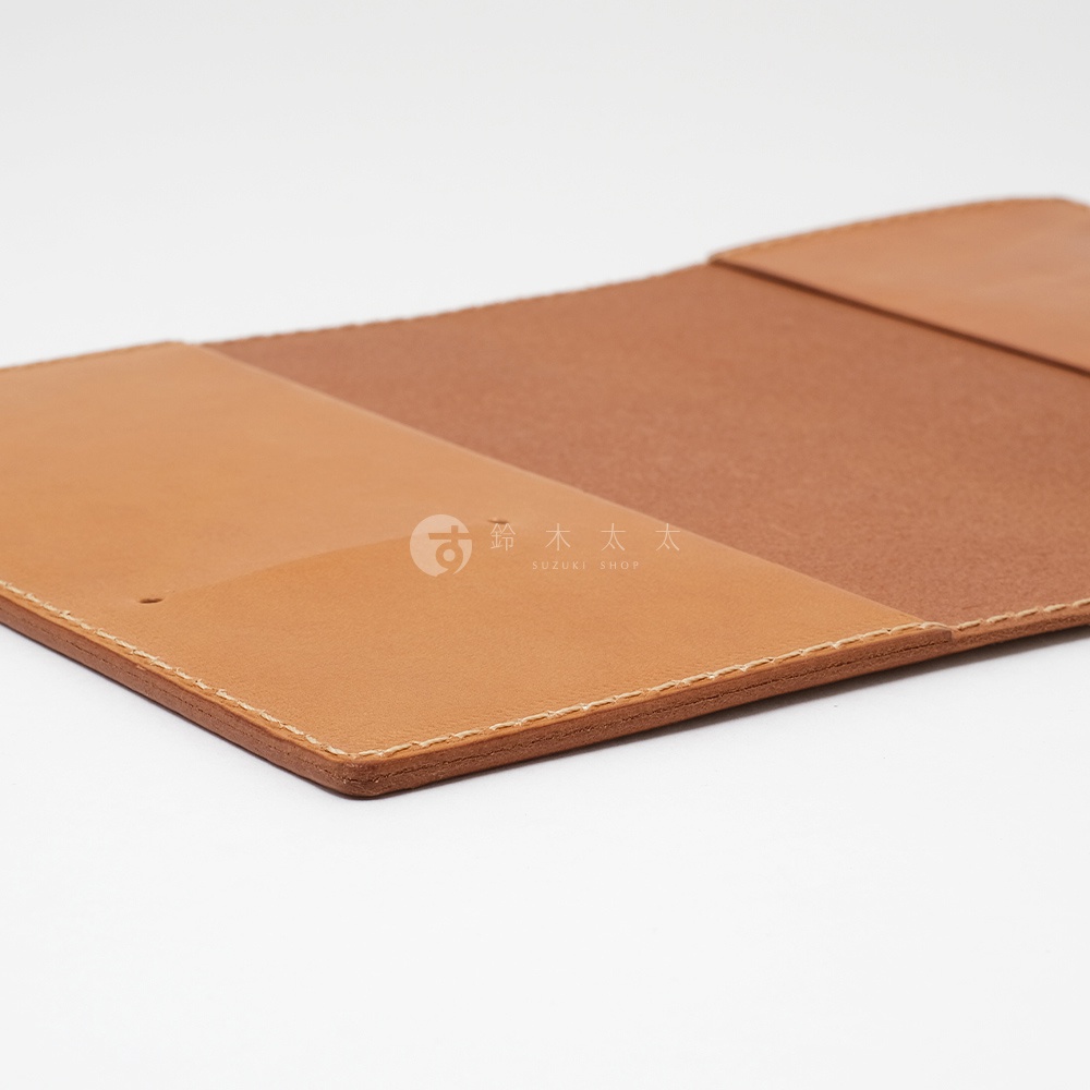 職人手作皮革B6記事本書套，由兩種不同深淺的棕色皮革拼接而成，以白色車縫線裝飾，展現簡約質感。