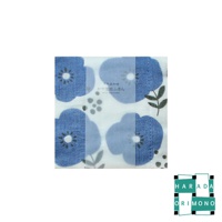 白色底布印有藍色花朵圖案的七層紗拭巾，花朵中心為灰色，帶有細節；布料紋理清晰可見。