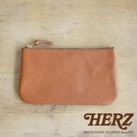 職人手作皮革Organ拉鍊式小物收納袋，淺棕色，簡約設計，拉鍊上有皮革拉繩，整體為方形帶有圓潤邊角的設計。