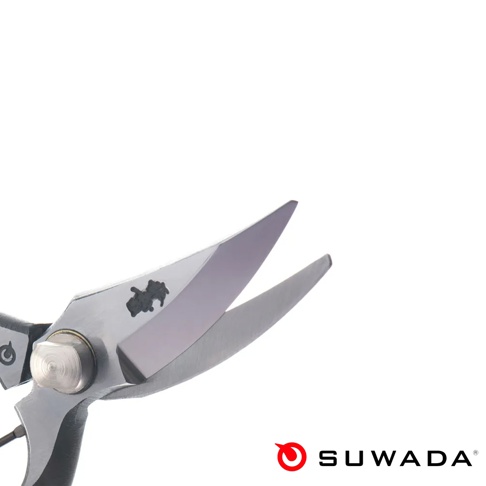 這是一張日本諏訪田製作所 SUWADA 園藝剪刀的特寫照片，展示其鋒利的不鏽鋼弧形刀刃，刀面上刻有品牌的黑色標誌，右下角配有 SUWADA 品牌名稱與紅色圓形標誌，背景為純白。