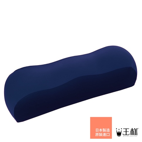 深藍色長條形膝下枕，有著符合人體工學的曲線設計，表面觸感平滑，質感柔軟。