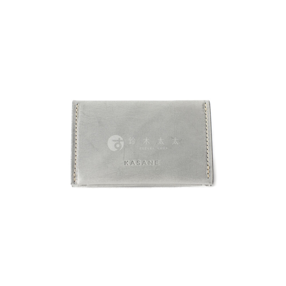 北海道KASANE 職人手作義大利Sibilla皮革卡片收納夾，淺灰色，壓印有品牌 logotipo 及日文「鈴木太」字樣