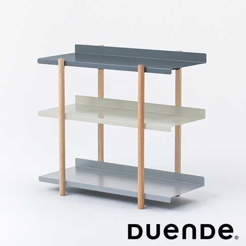 MARGE SHELF 3 三層置物收納架，採用木質支架與金屬層板組合，層板呈現深灰、淺灰與淺綠色，設計簡約現代。