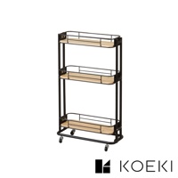 Mash三層置物夾縫式收納推車，黑色金屬框架搭配淺木色層板，設有四個萬向輪，方便移動。