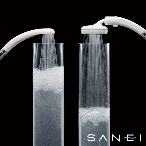 兩個透明玻璃水柱中，左側水柱上方有白色蓮蓬頭，水流細緻，下方水柱充滿細小泡沫；右側水柱上方有白色蓮蓬頭，水流亦細緻，下方水柱泡沫較少。