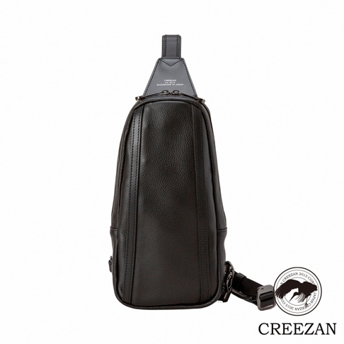 JETTER 隨身側背包 CJTE-021，黑色荔枝紋皮革材質，斜背包設計，搭配銀色拉鍊與金屬扣環，肩帶可調節。