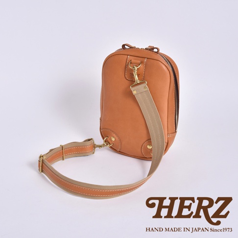 日本HERZ 職人手作皮革立體運動斜背包，採用Stare牛皮革製作，質地柔軟，可收納水瓶與日用品，背帶可左右替換且長度可調。