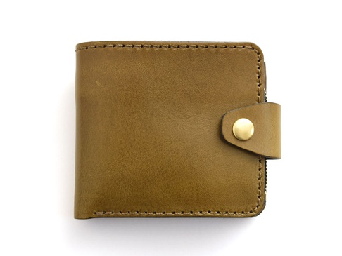 職人手作皮革Titi wallet二合一可拆式短夾，淺棕色皮革，附金色金屬按扣，車縫線清晰，設計簡約。