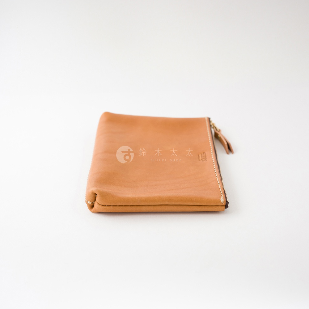 職人手作皮革長方形拉鍊收納包，淺棕色皮革，附有拉鍊封口和皮革拉環，表面有品牌標誌壓印。