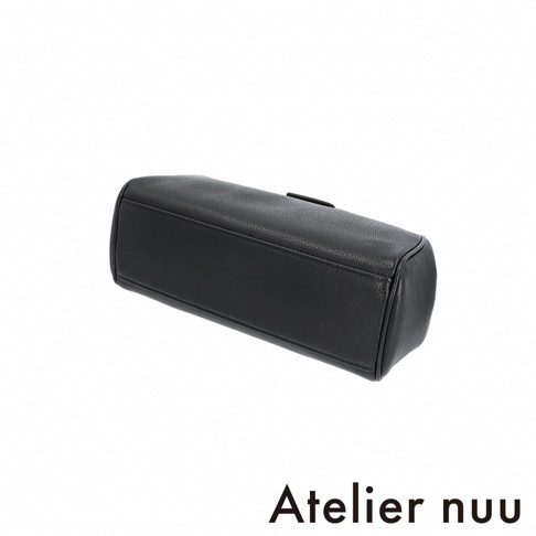 Atelier nuu 黑色皮革迷你手提包，採用從側面拍攝的俯視視角。