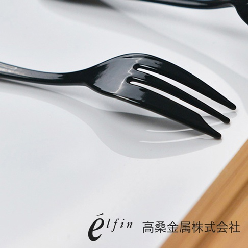 兩支日製黑琺瑯水果甜點叉，呈現光滑的黑色表面，叉頭有三齒。