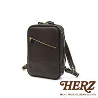 職人手作皮革長方型多口袋後背包，深棕色皮革材質，配有金色拉鍊和金屬扣環，設計簡約實用。