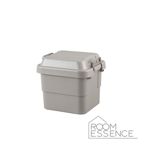 灰色塑膠方形收納箱，配有銀色金屬扣環，箱蓋上有條紋設計。