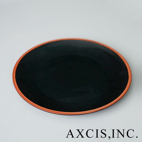 PURE 素燒百搭陶瓷主菜盤，M 尺寸，黑色盤面搭配橘色邊緣，材質為陶瓷。