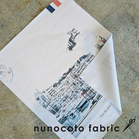 無框帆布藝術海報，以白色帆布為基底，印有馬賽港口風景，包含建築、船隻及水景，左上角有法國國旗配色區塊，底部有「nunocoto fabric」字樣。
