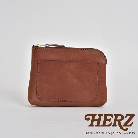 職人手作皮革小物收納包 KF-114 M，採用棕色皮革製成，正面有一個方形插袋，拉鍊頂部有皮革拉環，整體風格簡約。