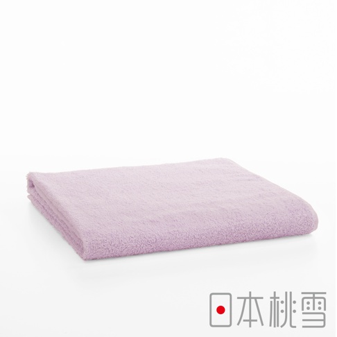 一條折疊的淺紫色飯店大毛巾，採用柔軟的毛圈織物製成，具有細膩的紋理。