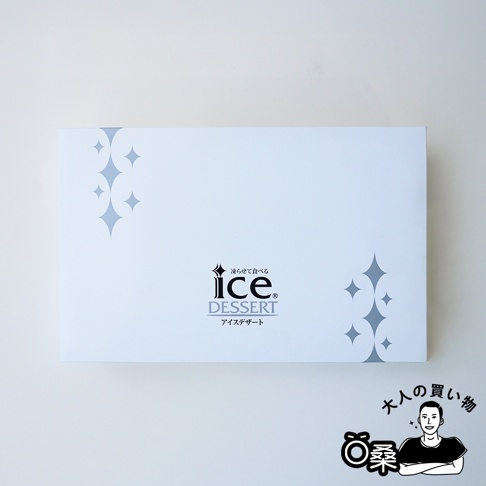 白色禮盒，中央印有「ice DESSERT」品牌標誌，左右兩側飾有灰色星形圖案，下方有日文標示「アイスデザート」。