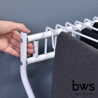 白色金屬多功能落地移動褲架，掛有深灰色及黑色長褲。