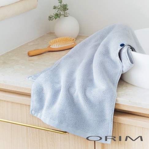 淺藍色今治吹髮專用吸水桑拿風頭巾，材質柔軟，附有可扣合的鈕扣設計，方便包覆頭髮。