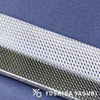 燕三条百年工藝職人銼刀 (V型寵物專用款)，銀色金屬材質，表面佈滿細密的菱形銼紋，與深藍色背景形成對比，右下角有「YOSHIDA YASURI」品牌標誌。