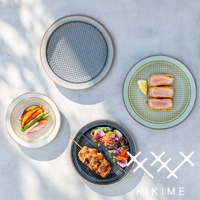 美濃燒瀝油餐盤，白色、淺藍色、深灰色盤身，搭配金色、銀色網架，盤中盛有炸物、烤肉串及蔬菜沙拉。