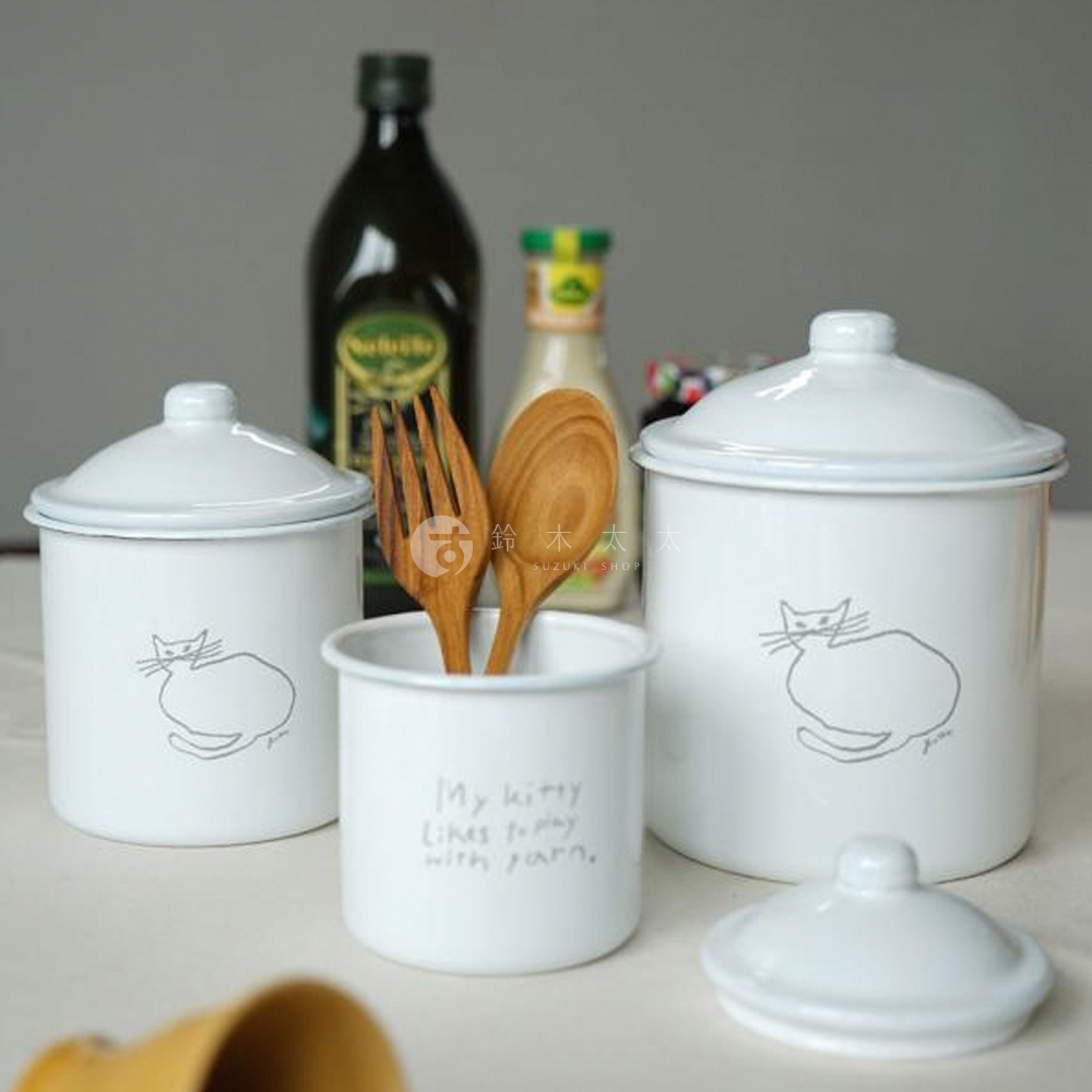 CAT&DOG 琺瑯儲物罐3入組，白色琺瑯材質，罐身印有簡約的貓咪圖案，其中一個小罐上還印有英文文字。