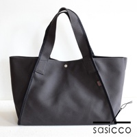 炭灰色三河木綿刺子織托特包，包身紋理獨特，配有黑色織帶提把，中央有一顆銀色按扣，右側繡有紅色「K」字品牌標誌。