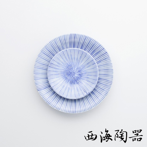兩個波佐見燒十草紋點心碟，一個較大，一個較小，疊放於白色背景上。兩個碟子都飾有藍色細線條紋，由中心向外輻射。