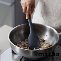 marna 耐熱矽膠調理匙正在鍋中翻炒絞肉。
