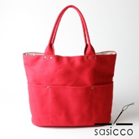 紅色三河木綿刺子織大開口托特包，設有兩個外袋，頂部有金屬扣，內襯為淺灰色。