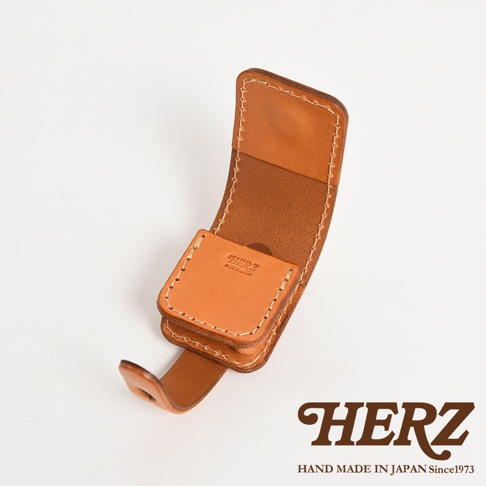 職人手作皮革原子釦型腰間小物收納包，淺棕色皮革，有品牌標誌壓印，設計簡潔實用。