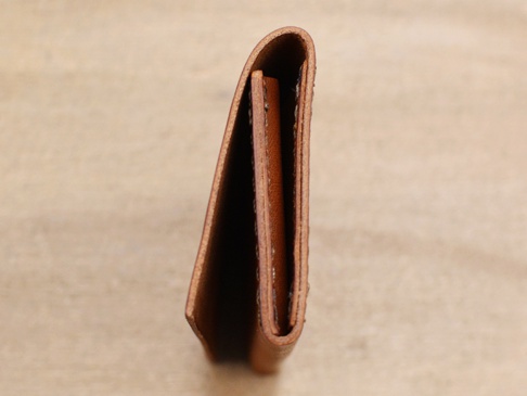 かなり薄い名刺入れでマチは約1cm。20枚という収納力に対してのマチ幅としては、HERZ製品の中で最薄です。