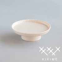 koudai 美濃燒高腳平盤 M，米白色陶瓷材質，盤緣有放射狀壓紋，底部有圓柱形支架，整體呈現簡約質感。