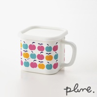 手把琺瑯附蓋保鮮罐，白色罐身印有彩色蘋果圖案，包括粉紅、黃色、藍色和紫色。附有白色琺瑯手把和白色蓋子。