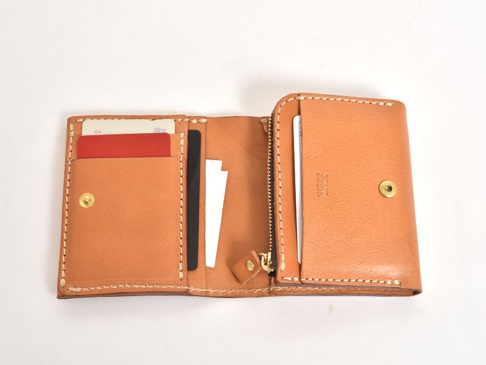 カードポケットは左に2部屋、小銭入れ下に1部屋です。他にもフリーポケットがあるので、実際のカード収納枚数はもう少し多く入れることも出来ます。