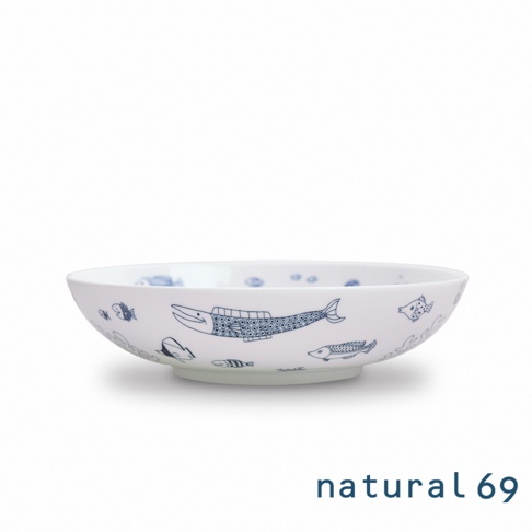 白色陶瓷大圓深碗，飾有藍色線條描繪的魚群和海浪圖案。
