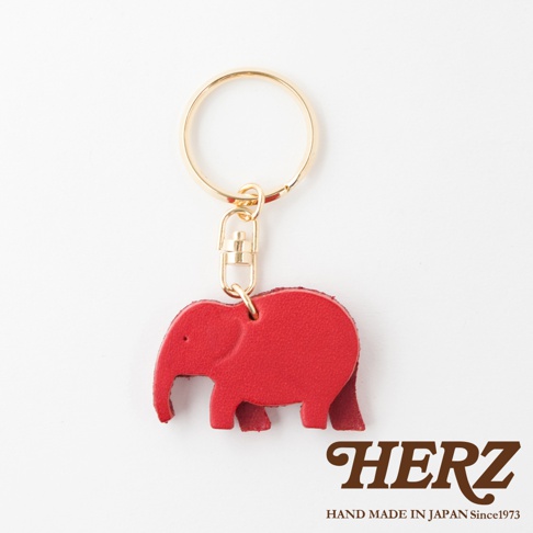 紅色皮革製作的大象造型鑰匙圈，搭配金色金屬掛環及扣環。