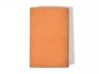 職人手作皮革多用途收納長夾 (KB-5)，展示為閉合狀態，外觀為淺棕色光滑皮革，邊緣縫有米白色車線。